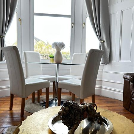 The Lazy Lion - Spacious 2 Bedroom - Town Centre Holiday Home Apartment Port Glasgow Exterior photo