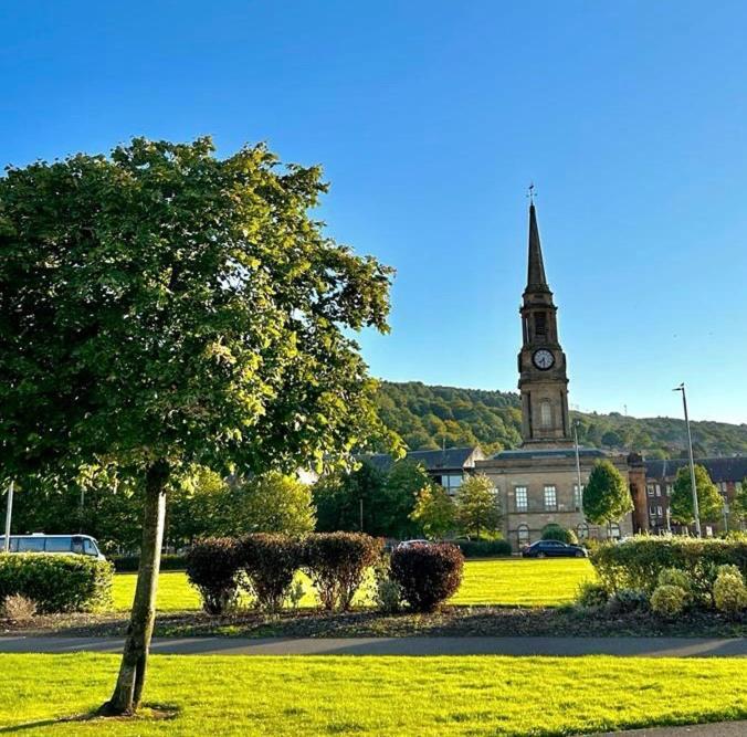 The Lazy Lion - Spacious 2 Bedroom - Town Centre Holiday Home Apartment Port Glasgow Exterior photo
