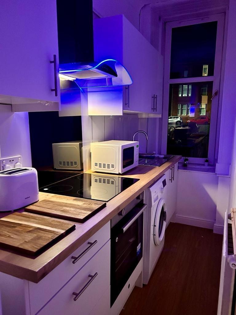 The Lazy Lion - Spacious 2 Bedroom - Town Centre Holiday Home Apartment Port Glasgow Exterior photo