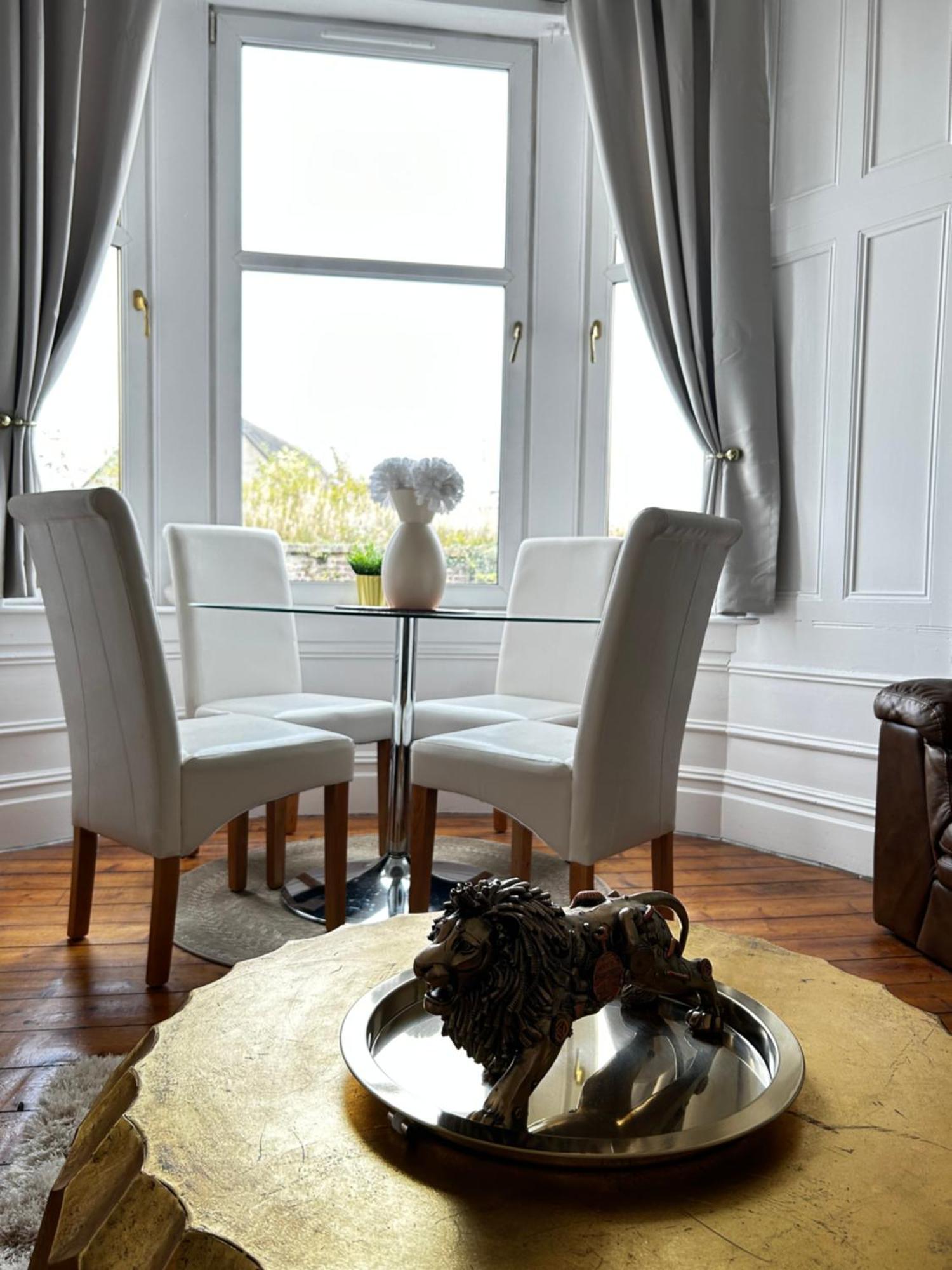 The Lazy Lion - Spacious 2 Bedroom - Town Centre Holiday Home Apartment Port Glasgow Exterior photo