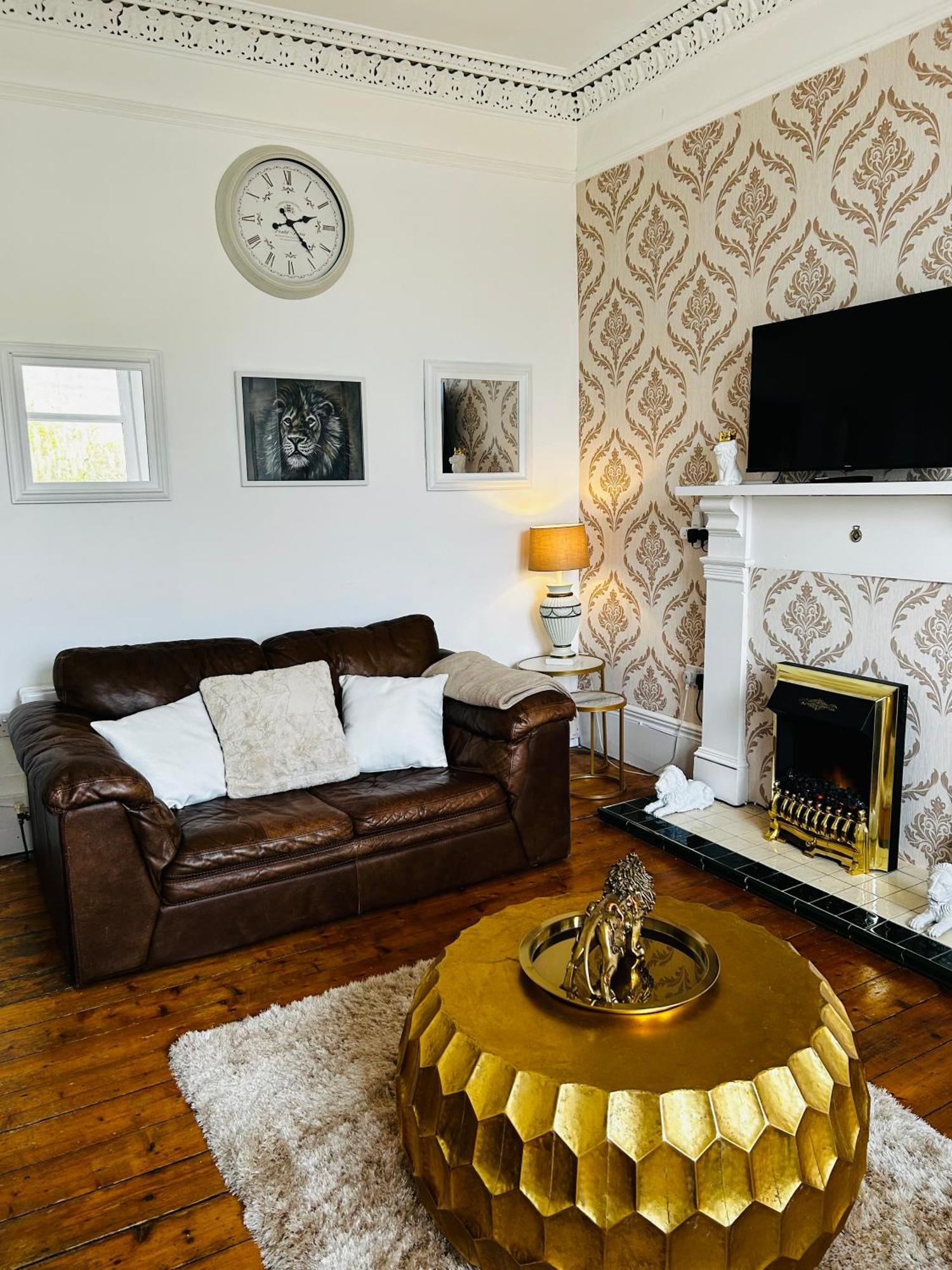 The Lazy Lion - Spacious 2 Bedroom - Town Centre Holiday Home Apartment Port Glasgow Exterior photo