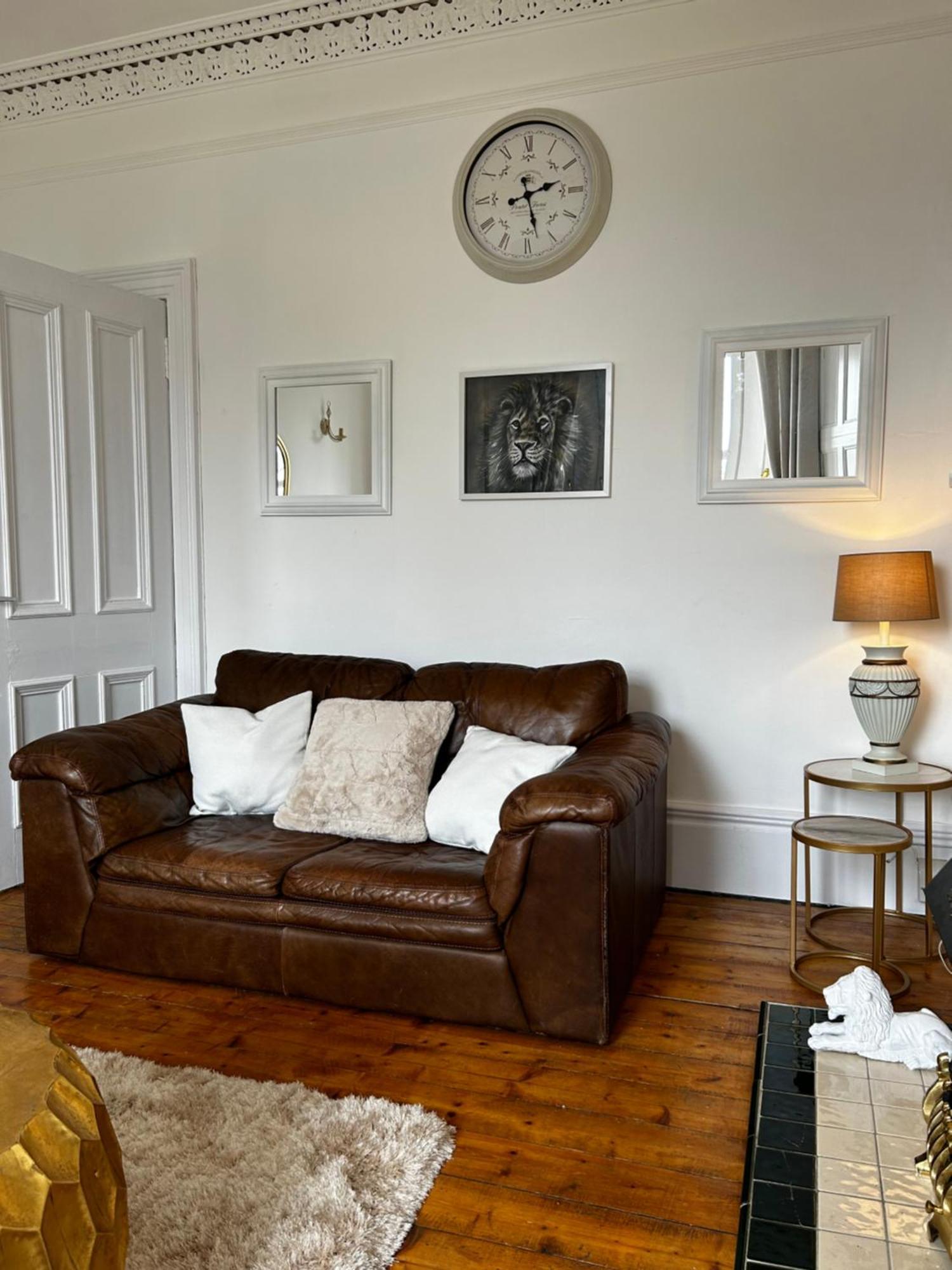 The Lazy Lion - Spacious 2 Bedroom - Town Centre Holiday Home Apartment Port Glasgow Exterior photo