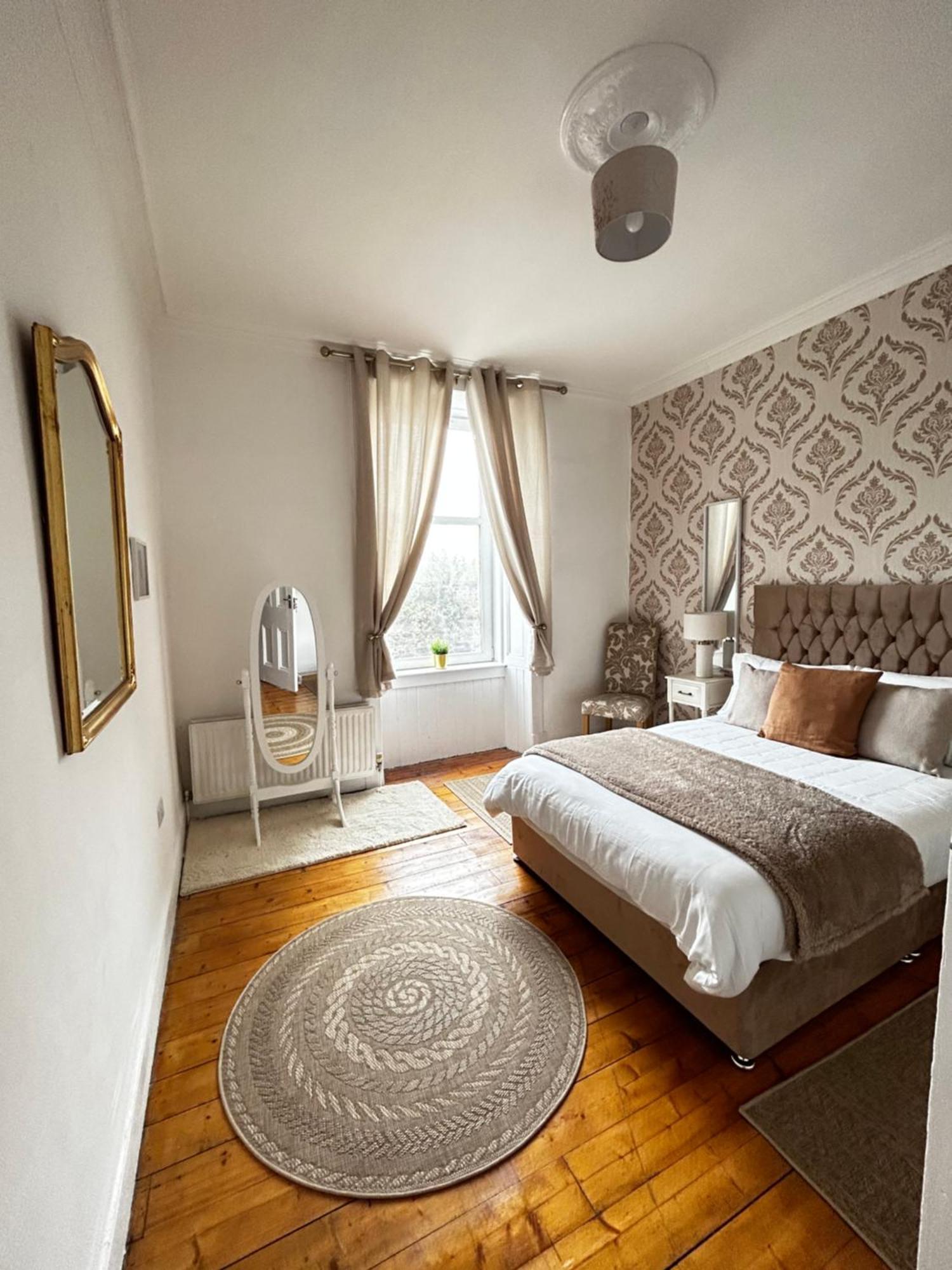 The Lazy Lion - Spacious 2 Bedroom - Town Centre Holiday Home Apartment Port Glasgow Exterior photo