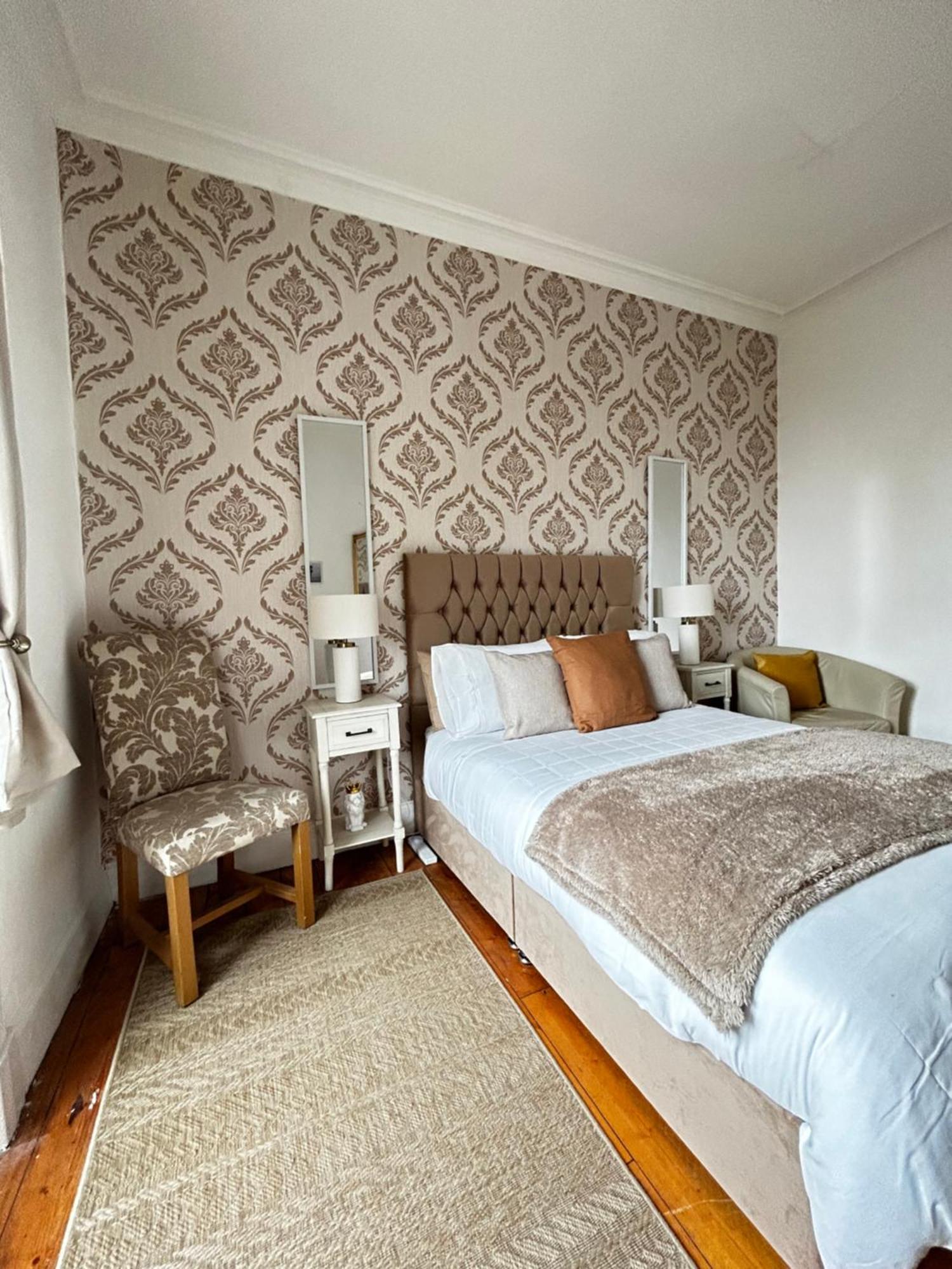 The Lazy Lion - Spacious 2 Bedroom - Town Centre Holiday Home Apartment Port Glasgow Exterior photo