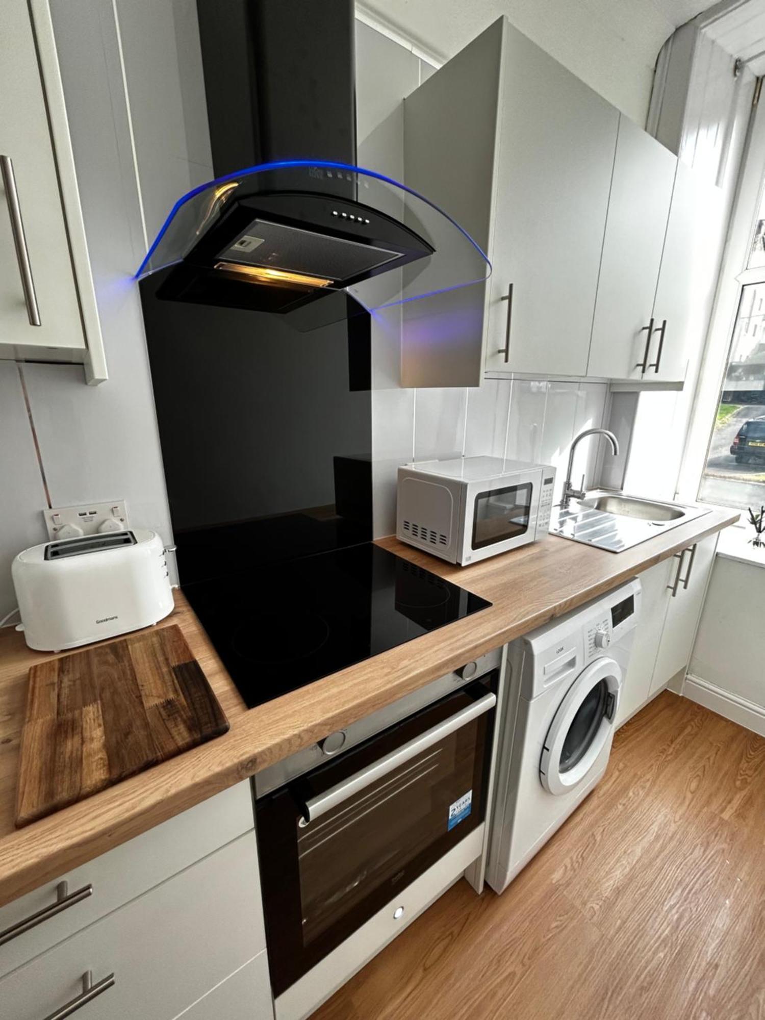 The Lazy Lion - Spacious 2 Bedroom - Town Centre Holiday Home Apartment Port Glasgow Exterior photo