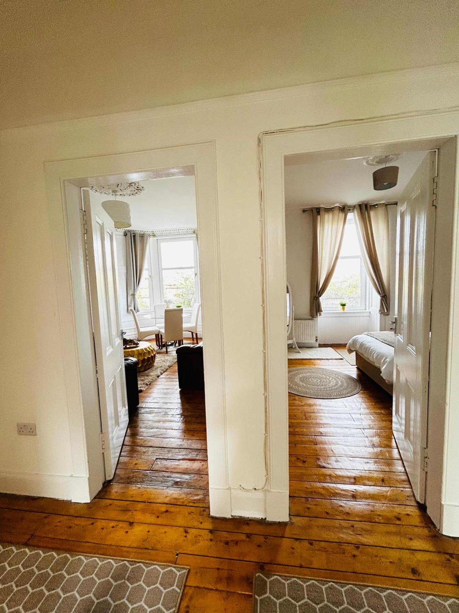 The Lazy Lion - Spacious 2 Bedroom - Town Centre Holiday Home Apartment Port Glasgow Exterior photo