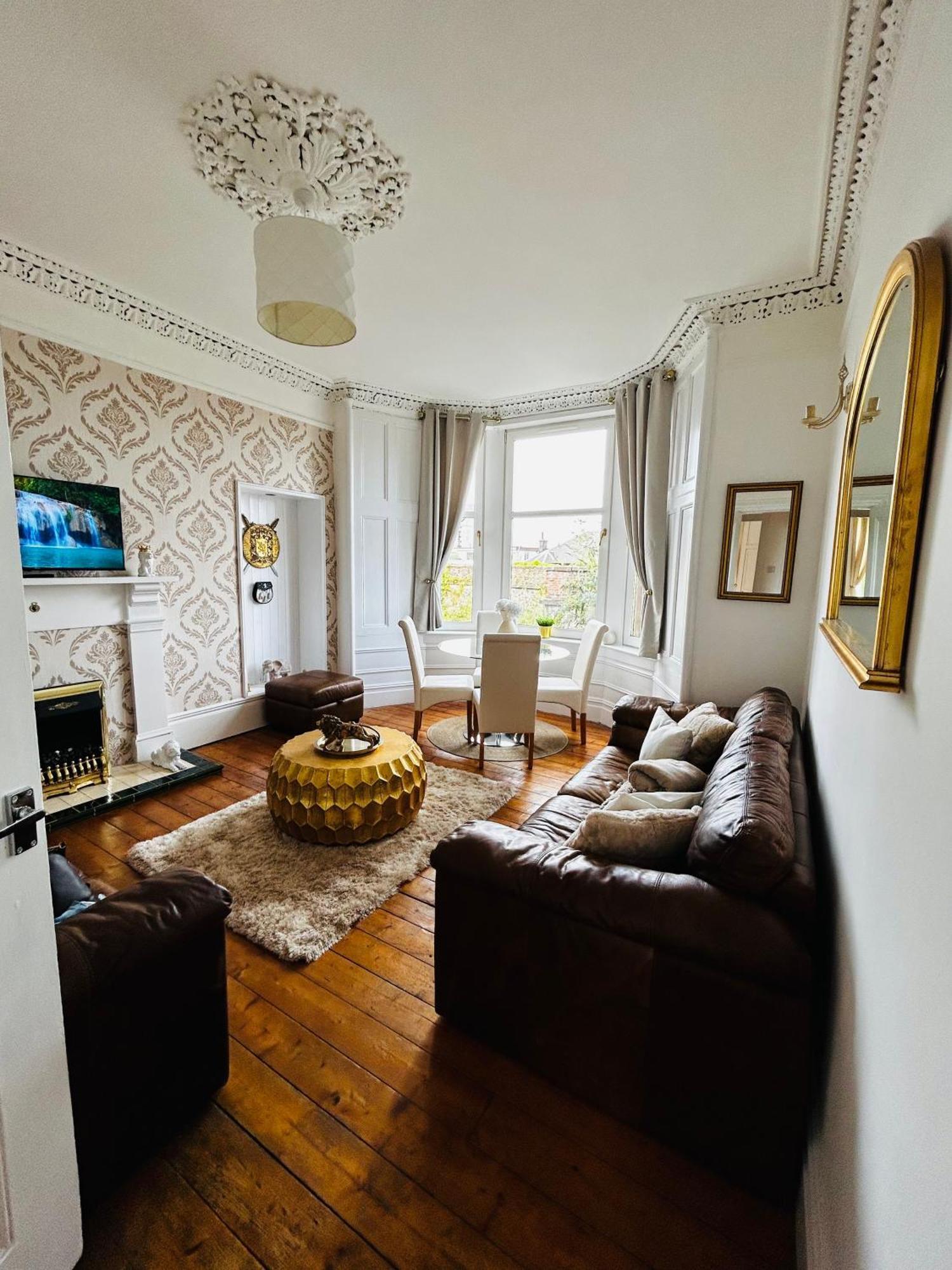 The Lazy Lion - Spacious 2 Bedroom - Town Centre Holiday Home Apartment Port Glasgow Exterior photo