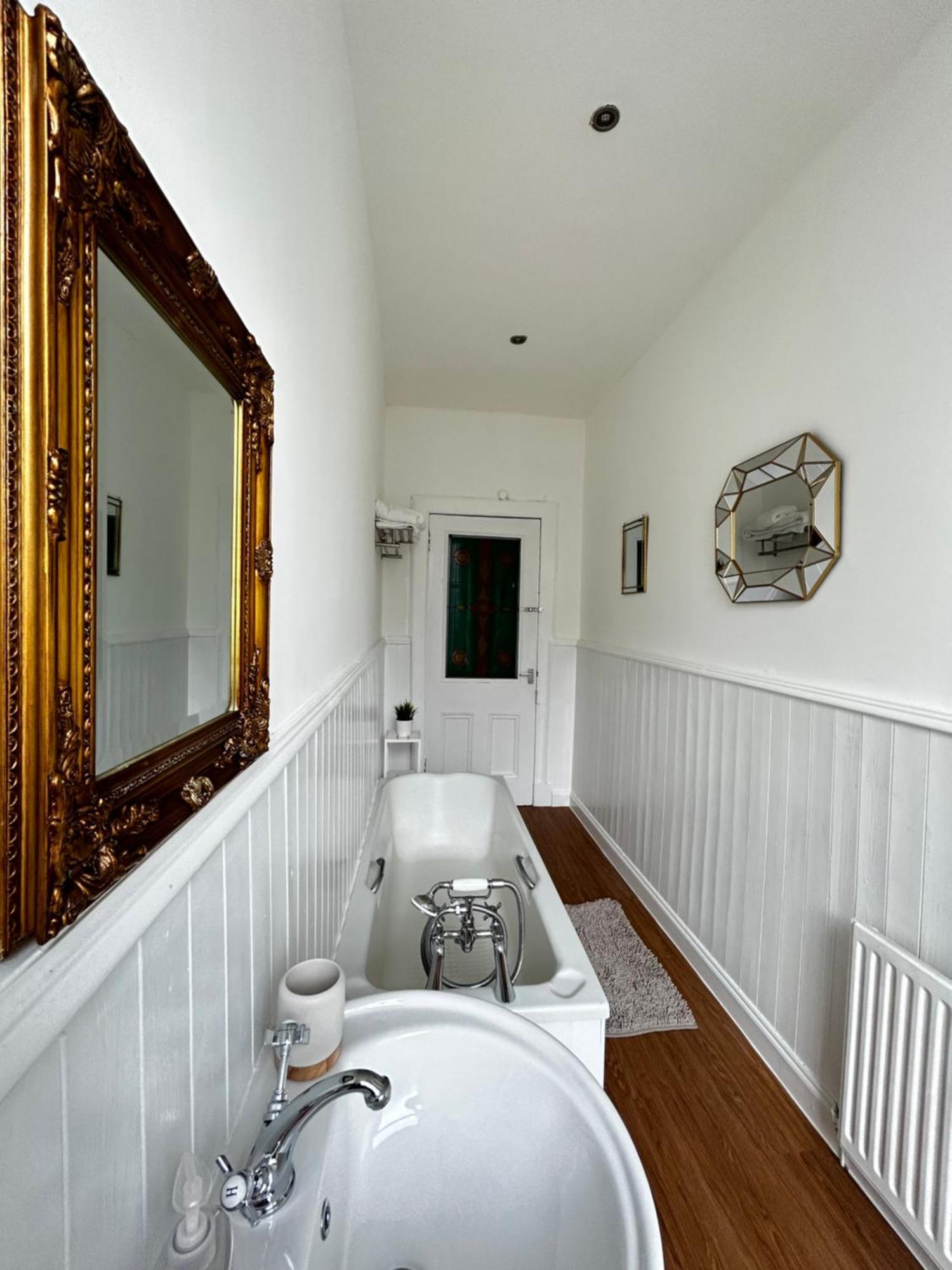 The Lazy Lion - Spacious 2 Bedroom - Town Centre Holiday Home Apartment Port Glasgow Exterior photo