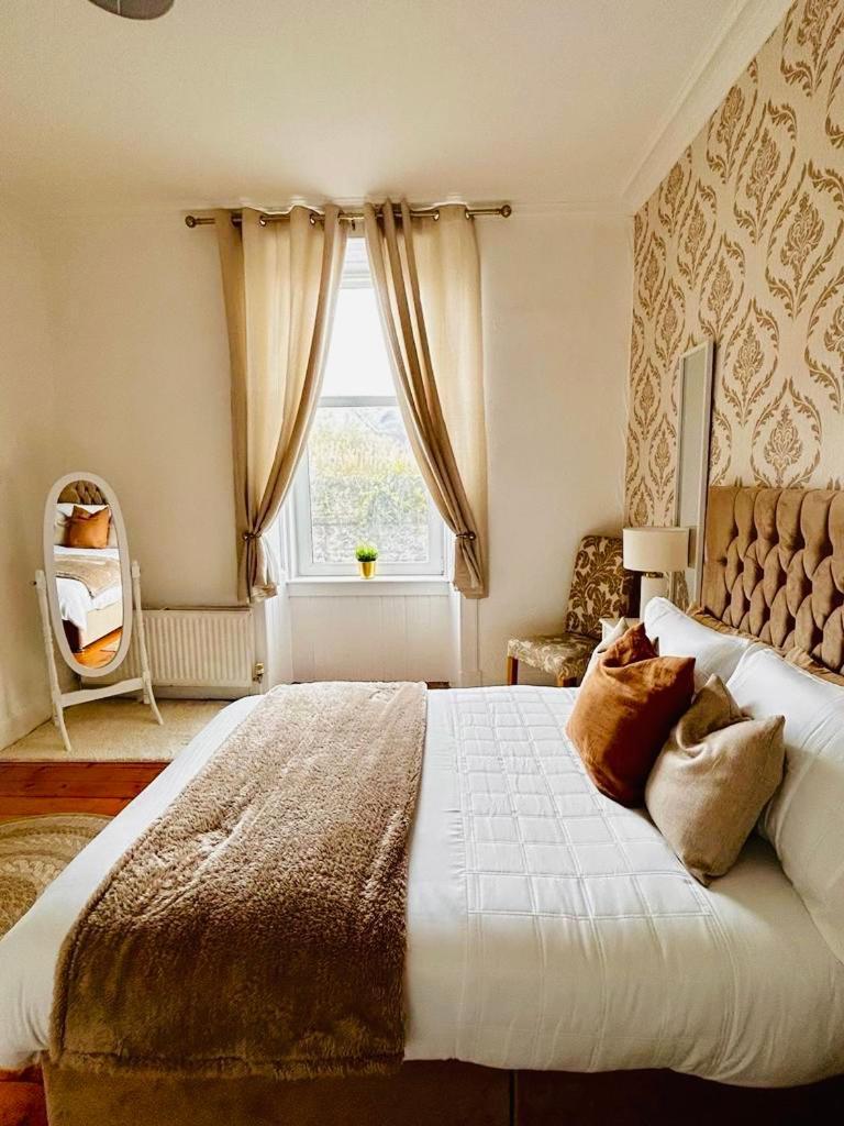 The Lazy Lion - Spacious 2 Bedroom - Town Centre Holiday Home Apartment Port Glasgow Exterior photo